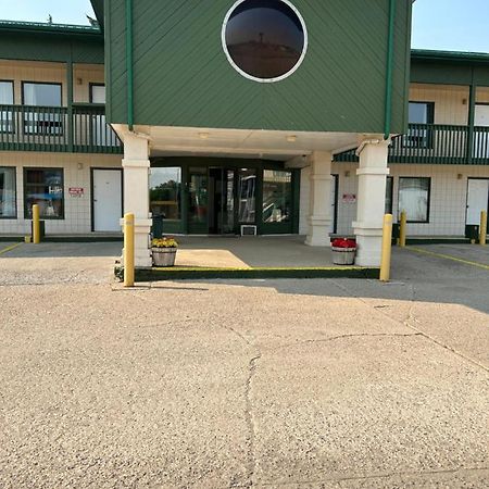 Goodknight Inn Lloydminster Bagian luar foto