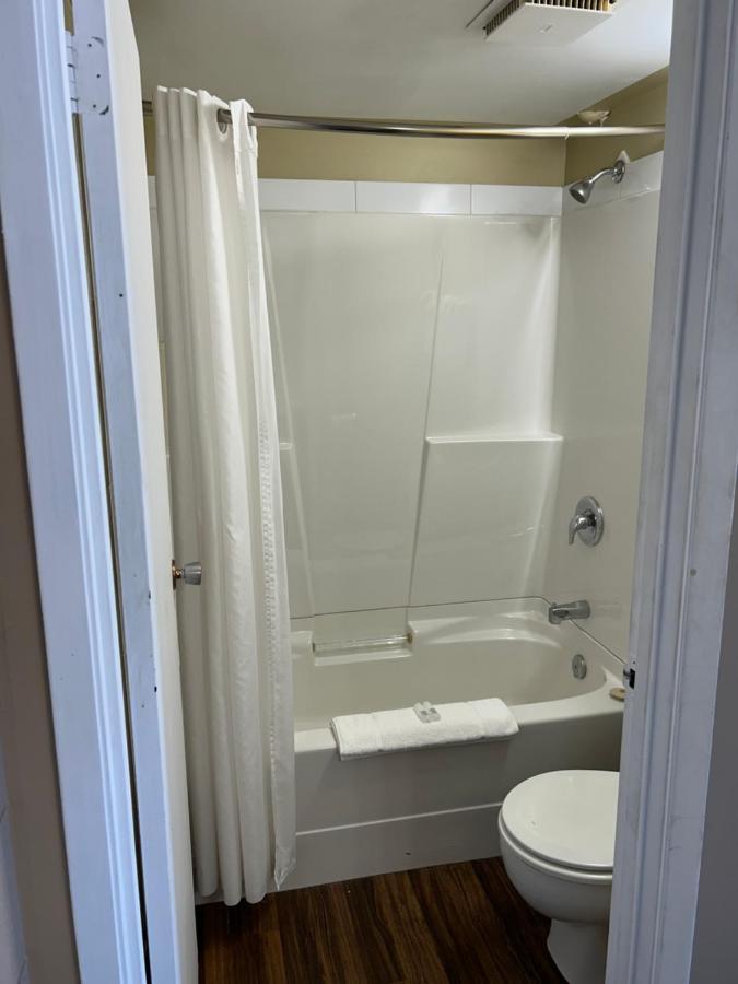 Goodknight Inn Lloydminster Bagian luar foto