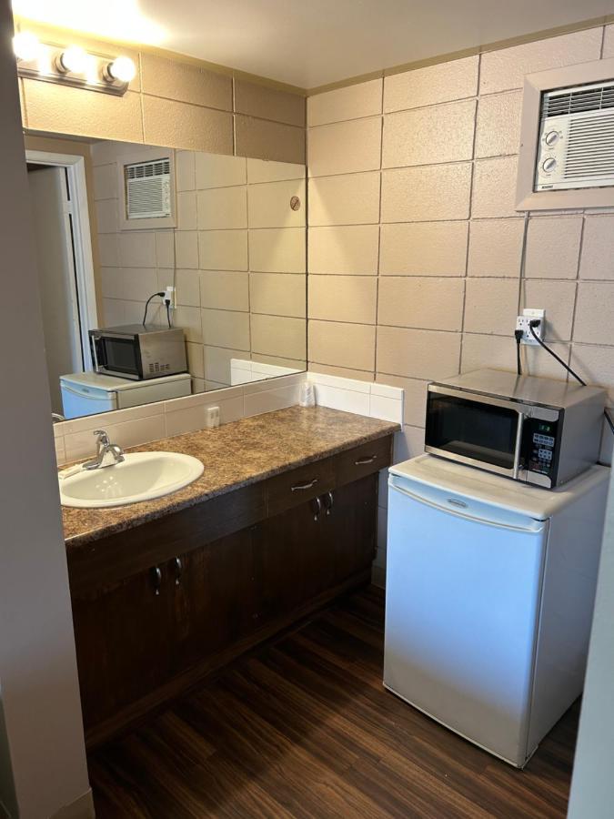 Goodknight Inn Lloydminster Bagian luar foto